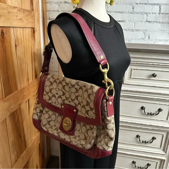 未使用級✨ Coach Signature Legacy Flap Bag Coach Legacy TurnLock Slim Flap Shoulder Bag White Beige